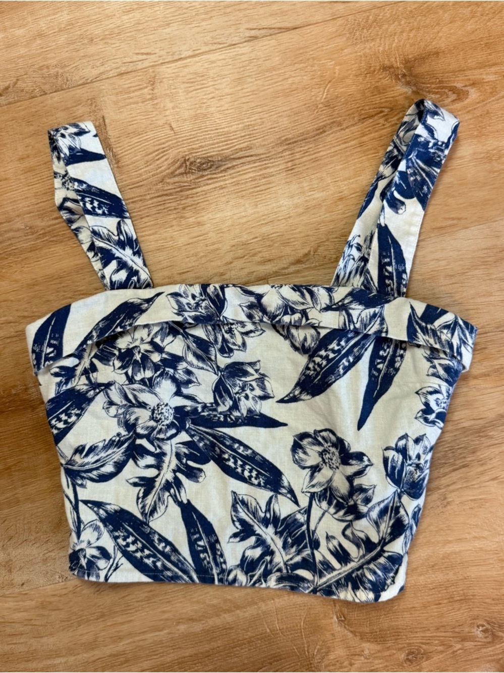 Abercrombie blue and white floral crop top